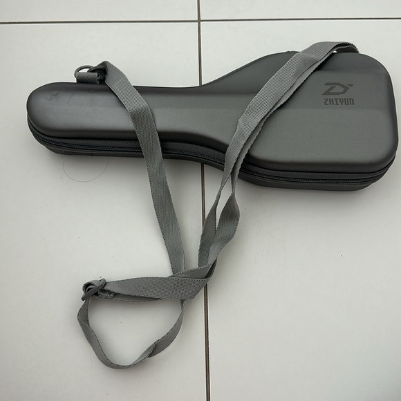 Zhiyun Smooth Gyroscopic Phone Crane in hard shell case with charger included - Picture 3 of 10